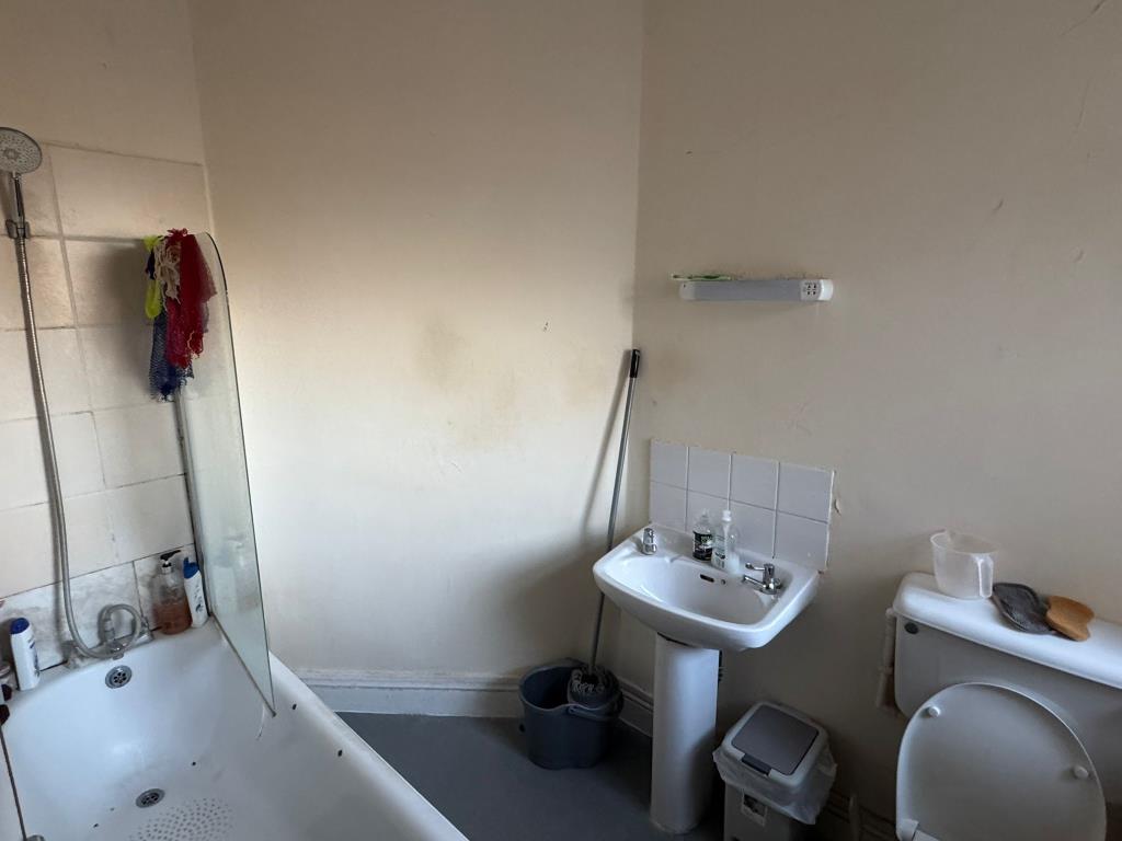 Lot: 49 - FREEHOLD MIXED USE COMMERCIAL RESIDENTIAL - Bathroom of 244a Kingston Road